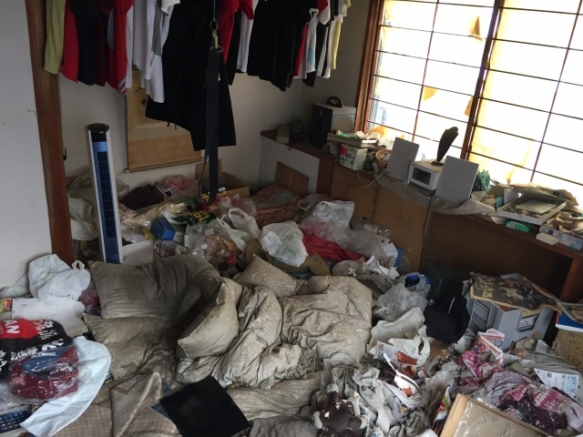 ゴミ屋敷の和室