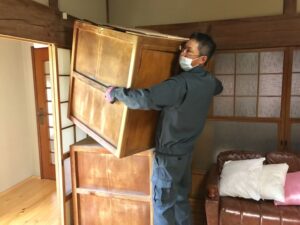 不用品回収の作業中