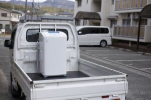 トラックの荷台に洗濯機