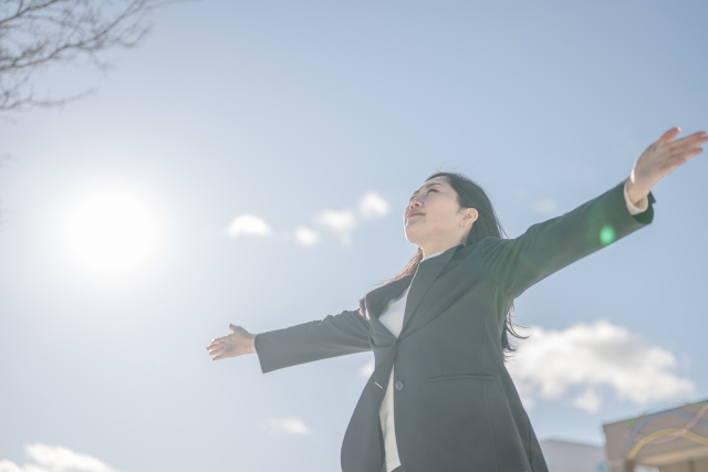 気分が晴れやかな女性