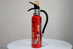 テーブルに乗った消火器