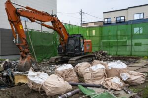 建築廃材とショベル