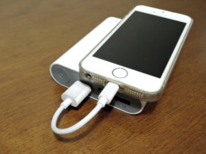 充電中の古いスマホ