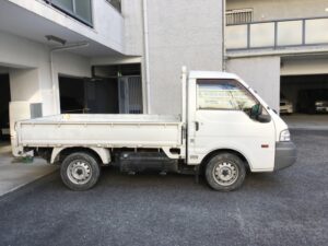 駐車している軽トラック