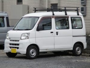 キャリアを乗せた白い車