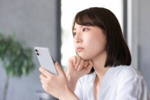 悩む女性